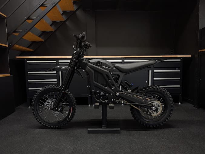 Enduro électrique EVOXA finition noire, profil