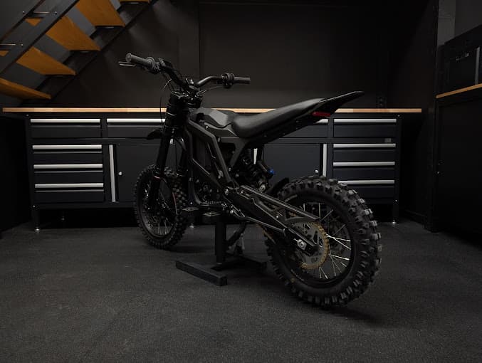 Enduro électrique EVOXA noir, trois-quarts arrière
