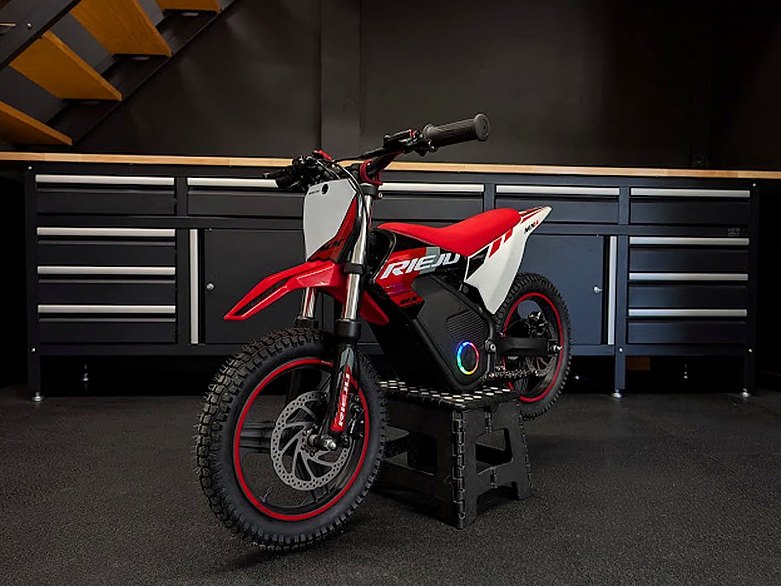 Mini-moto électrique rouge et blanche, trois-quarts avant